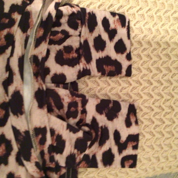 ๐ฅณHP 11/22 Leopard pullover long sleeve top sz medium 22โ bust flat - Picture 6 of 7